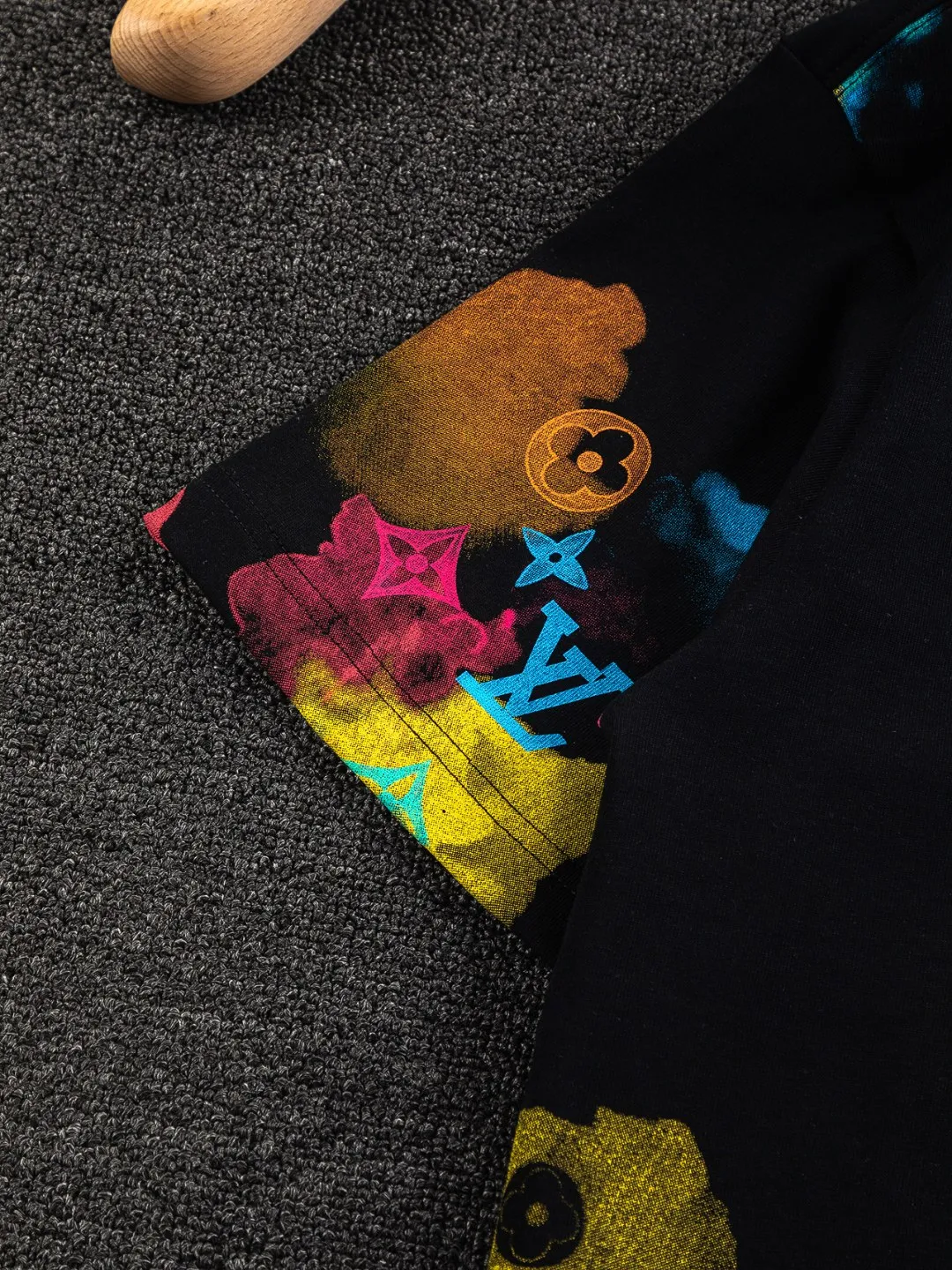 🅿️210 Louis Vuitton Louis Vuitton LV 1V Lujia slightly wide version S-XL LV 25ss new products are available at the counter simultaneously. Colorful letters all over the graffiti print. Round neck short-sleeved T-shirt, same style for men and women! Synchronized with the official website, pure cotton fabrics at the counter! It is close to the skin and comfortable, durable and easy to wear. It has a classic and simple logo design and meticulous original craftsmanship. Short-sleeves, a must-have item for men, do not appear to be the same for the general public, but must be unique and eye-catching. This LV short-sleeve is all about quality, comfort, the same shape and fashion as always, including fabrics and cutting techniques. All of them have been made with great effort! 320 grams of washed pure cotton fabric, pure cotton is breathable, very refreshing and comfortable for daily wear. The rib knitting on the neckline is smooth and tight, and the neckline will not be skewed if you toss it at will. The loose version, you will find that it looks really good on the upper body. The overall is minimalist and neat, super versatile for daily use! Pair it casually with a pair of pants for a youthful look. A T-shirt will make your outfit crazy. It is a fashionable item that can never go wrong! Color: Black White Size: S-XL Size chart: S: Shoulder width 50-Bust 54-Length 70 M: Shoulder width 52-Bust 56.5-Length 72 L: Shoulder width 54-Bust 59-Length 74 XL: Shoulder width 56-Bust 61.5-Length 76